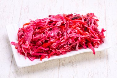 Kabın içinde geleneksel fermente lahana lahana turşusu