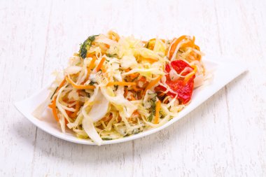 Kabın içinde geleneksel fermente lahana lahana turşusu