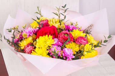 Çeşitli çiçek ile romantik buket