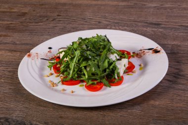 Roka ve mozzarella Caprese salatası