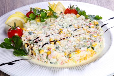 Limon ve kiraz domates surimi Yengeç Salatası hizmet