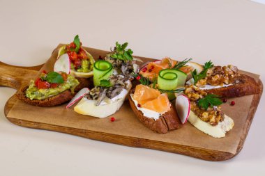 Balık ve sebze ile İspanyol bruschetta karıştırın