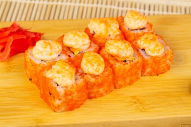 Peynir ile lezzetli banzai suşi rulo