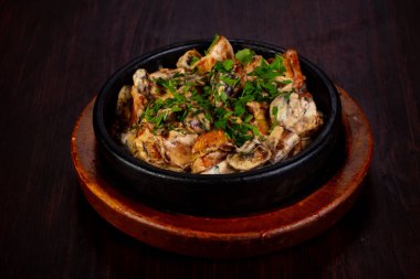 Krema soslu tavada kavrulmuş mantar