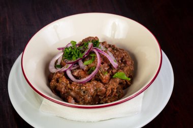 Çekti domuz soğan ve otlar ile