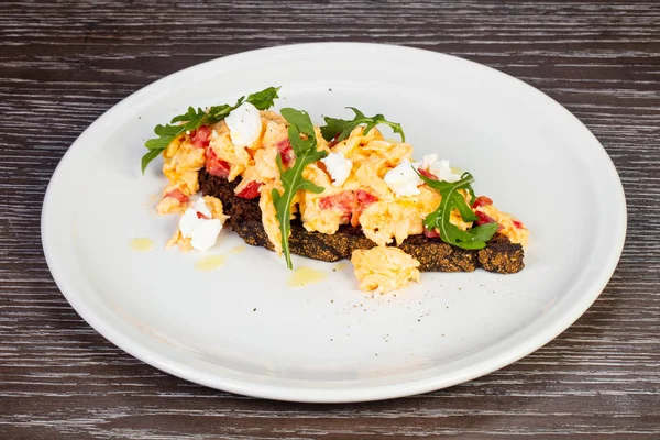 Smakelijke Scramble Brood Met Kaas Tomaten — Stockfoto