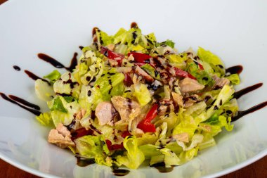 Lezzetli ton balıklı salata marul ve sos ile