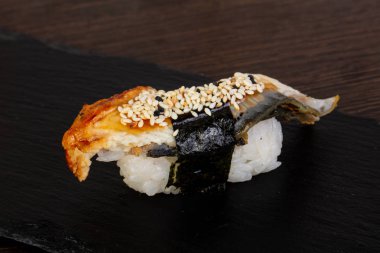 Lezzetli susam suşi algler tarafından bağlı