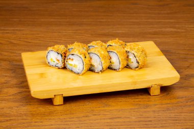 Lezzetli kızarmış tempura yılan balığı ile rulo