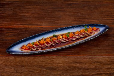 Soslu Izgara dilimlenmiş ton balıklı sashimi