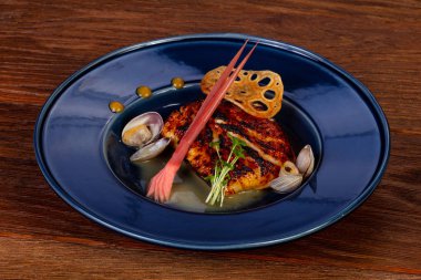 Kızarmış morina balığı tarak ve sos ile