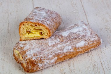 Reçel dolum ile lezzetli puf böreği strudel