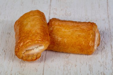 Reçel dolum ile lezzetli puf böreği strudel