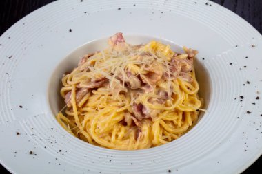 Lezzetli peynir carbonara jambon ile