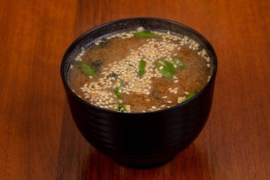 Sesam tohumları ile Japon Miso çorbası