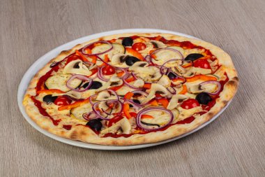 Vejetaryen pizza mantar ve zeytin