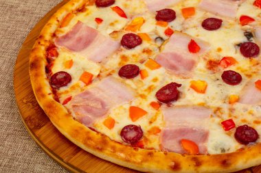 Pizza jambon, peynir ve sosis