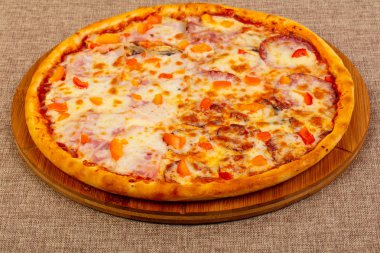 Pizza jambon, peynir ve sosis