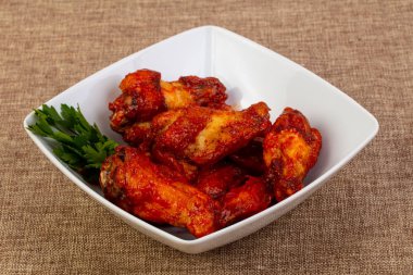 Izgara tavuk kanadı maydanoz hizmet