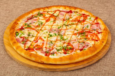 Jambon, peynir ve tavuk pizza