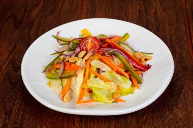Vietnam fıstık ve sebze salatası