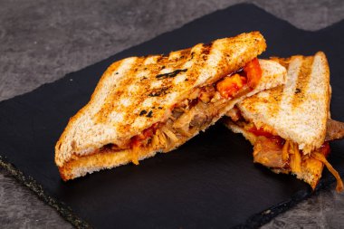 Sığır eti ve domates ile sandviç