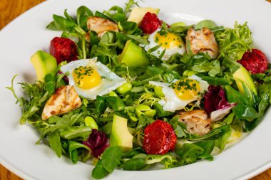 Salata tavuk ve Bıldırcın yumurta