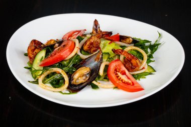 Deniz ürünleri ve rucola salatası