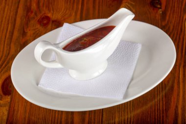 Ahşap arka plan üzerinde domates soslu