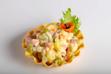 Tartı catering için Rus salatası ile