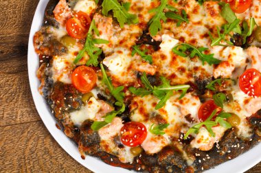 Somonlu pizza ve roka peynirli mozzarella.