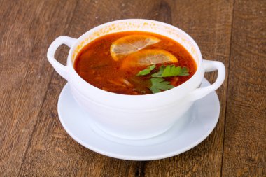 Limon serbed maydanoz çorbası Solyanka