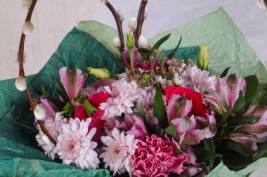 Çeşitli çiçek ile romantik buket