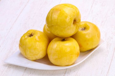 Kabın içinde turşu sarı elma