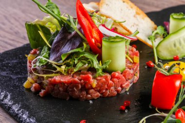 Çiğ biftek tartar Bıldırcın yumurta hizmet