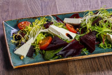 Domates hizmet peynir ve pancar kök salata