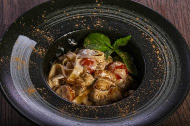 Lezzletli makarna mantar hizmet fesleğen ile