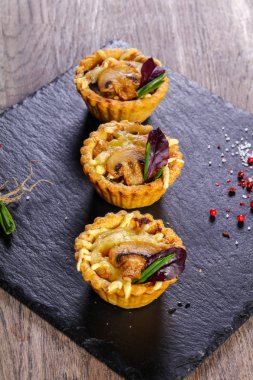 Fırında mantar ve peynir ile kanepe