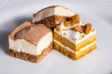 Kremalı tatlı ve taze kek. 