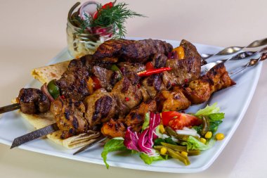 Barbekü et ve sebze tabağı.