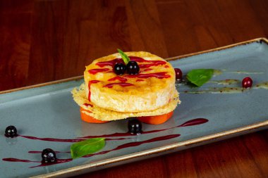 Pişmiş peyniri sosu ve sos ile