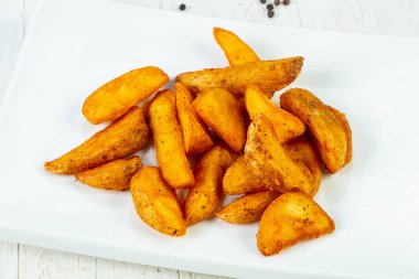 Sıcak lezzetli kızarmış patates dilimleri 