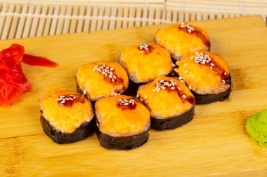 Lezzetli yılan balığı ve yengeç suşi rulo