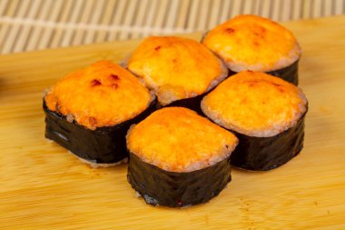 Yengeç ile lezzetli pişmiş rulo