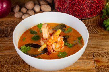 Otlar ile lezzetli Tom Yum çorbası