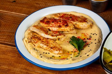 Kızarmış tavuk ve salata ile lezzetli humus