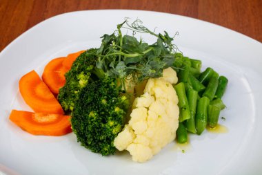 İştah açıcı buğulanmış havuç, brokoli ve pırasa