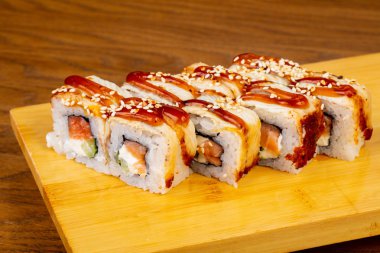 Susam ve peynir ile lezzetli yılan balığı rulo