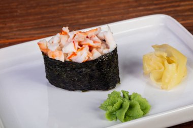 Japon Gunkan suşi karides ile