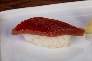 Geleneksel Japon Suşi orkinos ile